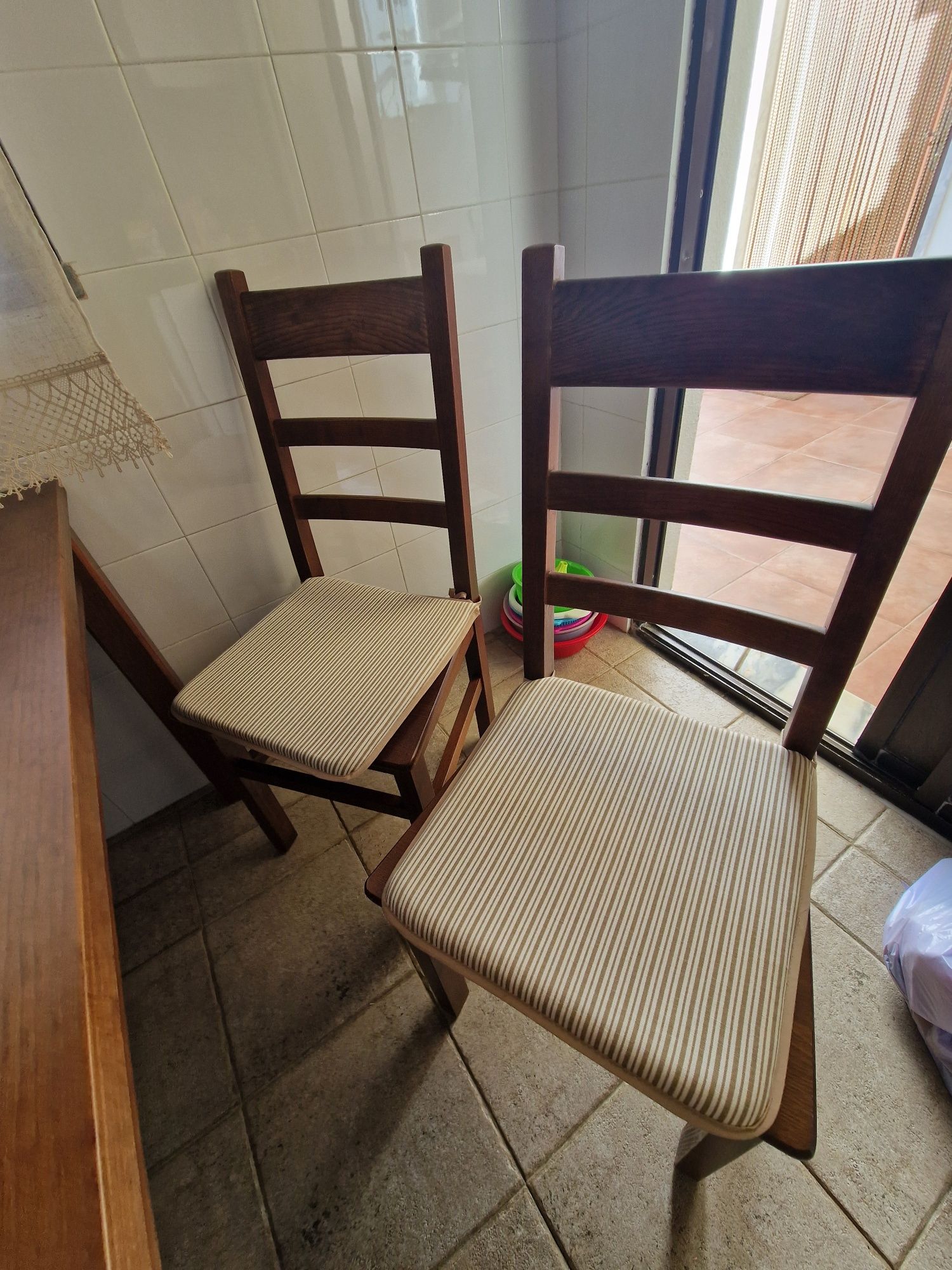 Louceiro com mesa e cadeiras