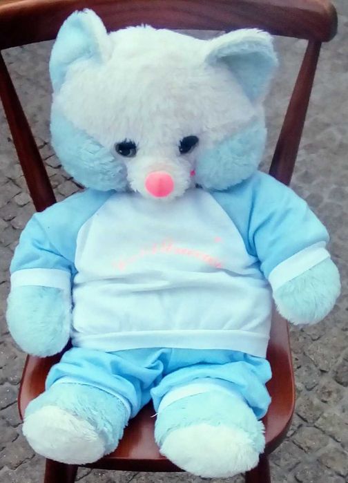 Peluche para brincar e guardar o pijama azul e branco.