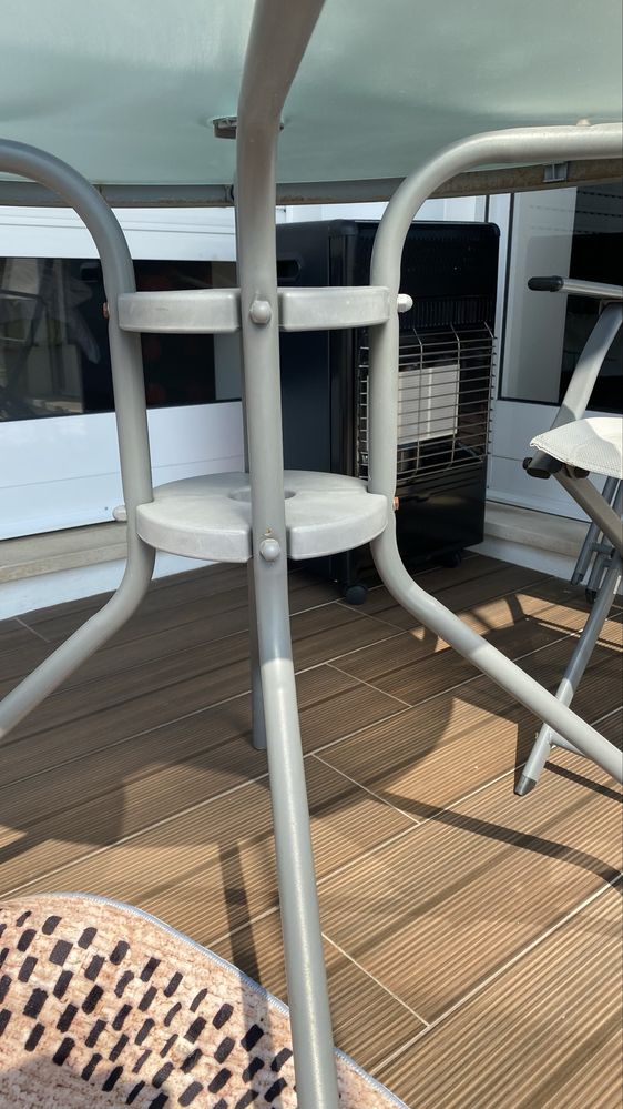 Mesa com tampo em vidro com 2 cadeiras
