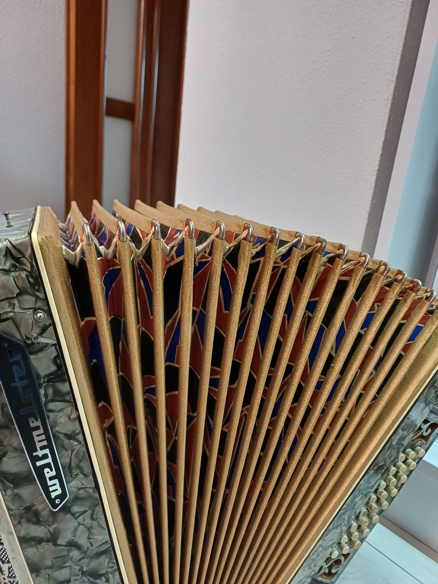 Piękny akordeon Weltmeister 24 basy