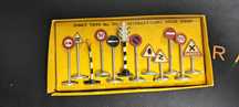 Dinky Toys n°771 International Road Signs
