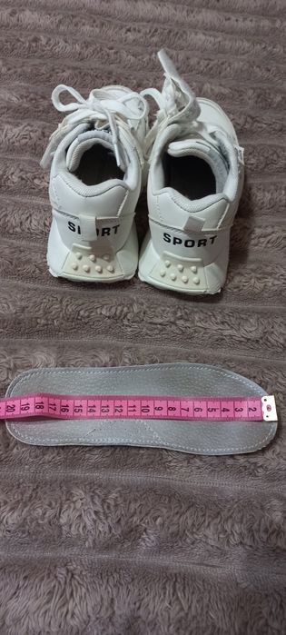Дитячі кросівки.