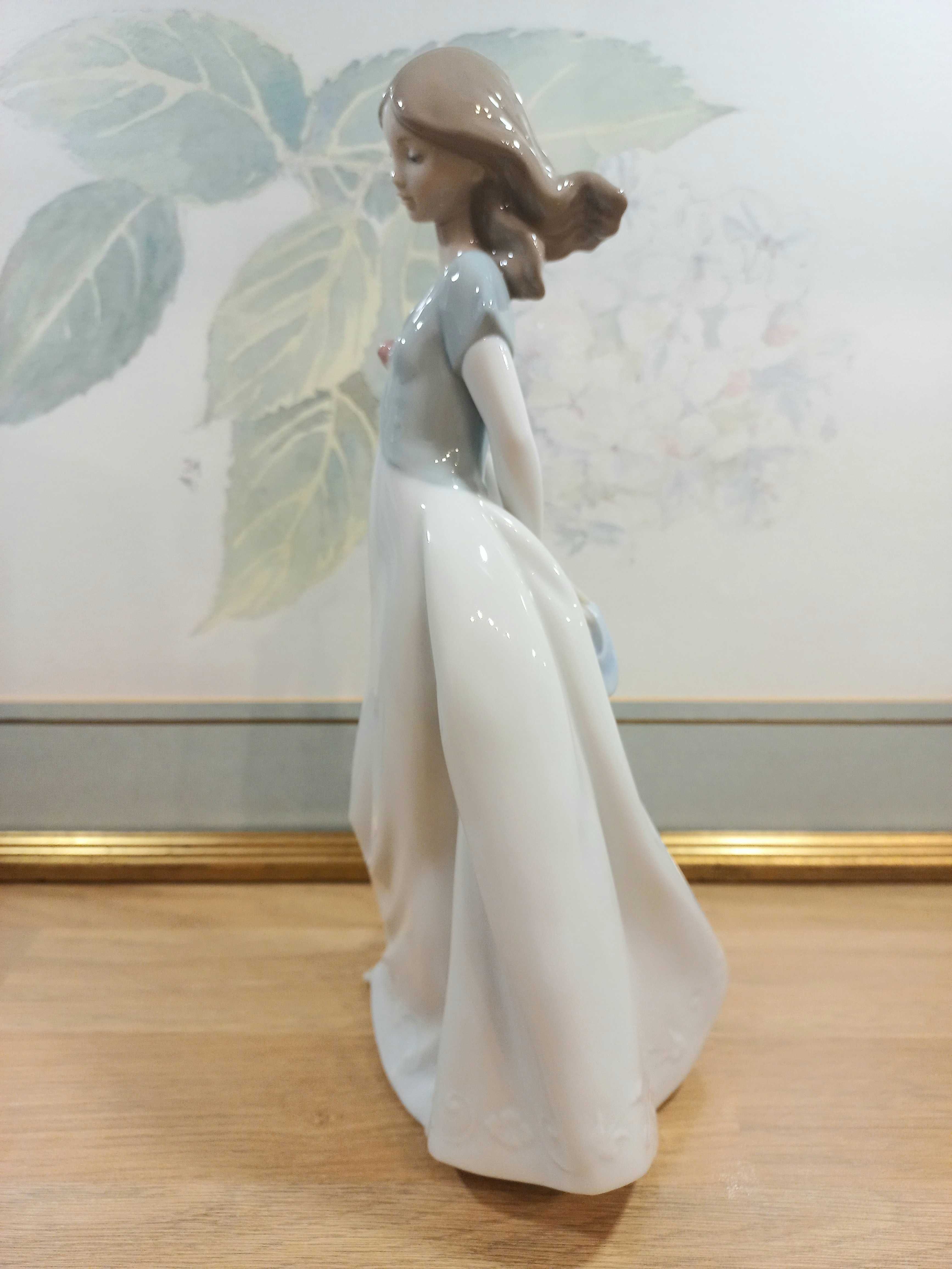 Статуэтка  NAO Lladro в идеальном состоянии с родной коробкой.