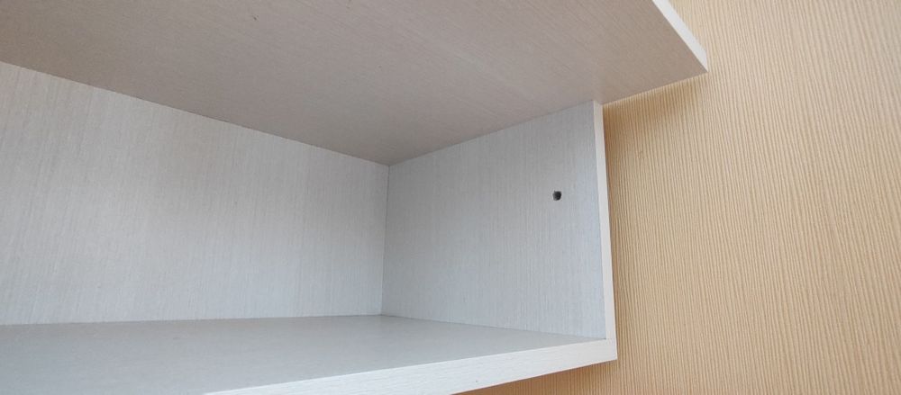 Світла прихожка з дзеркалом