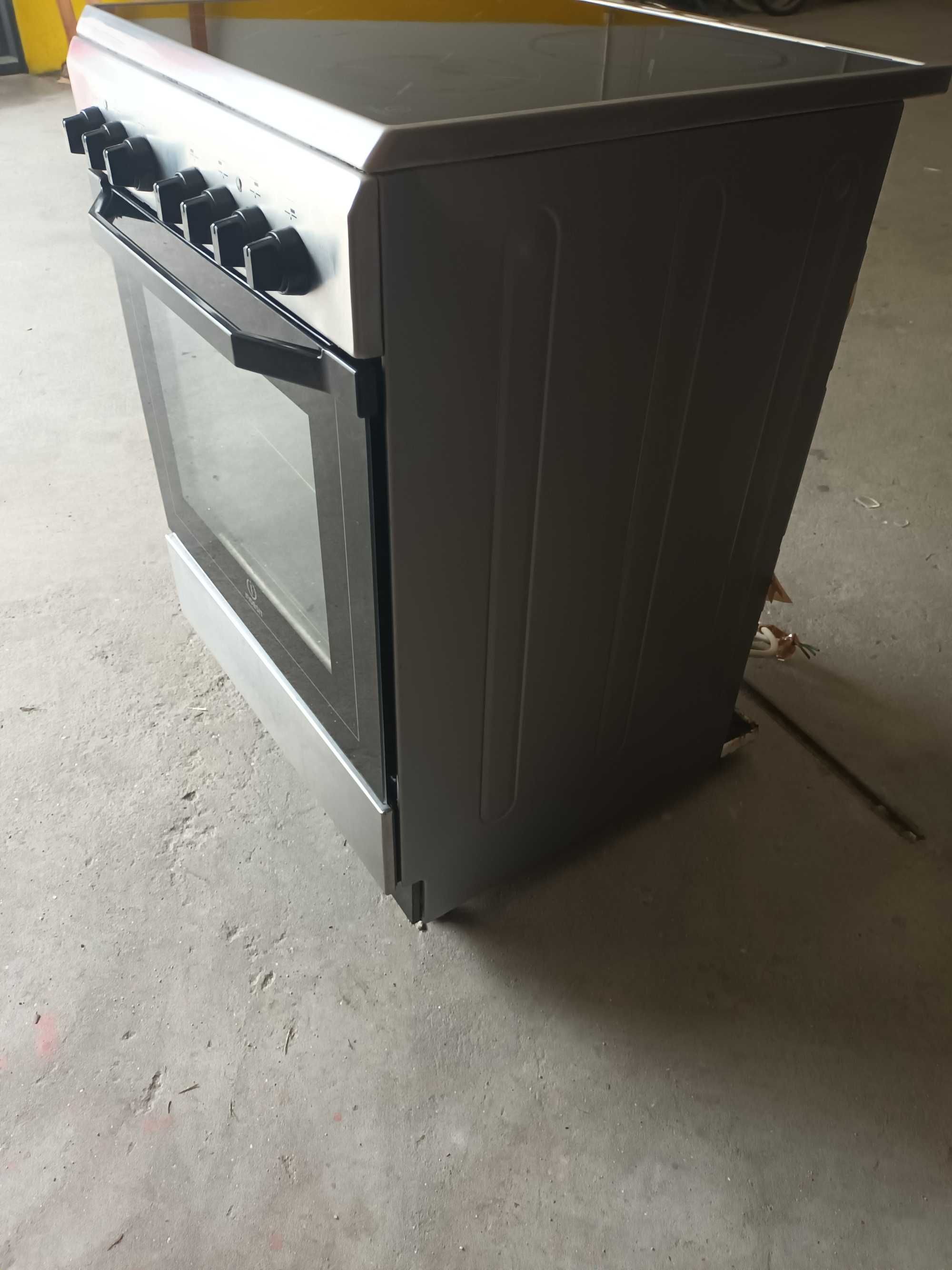 Fogão elétrico, placa vitrocerâmica, INDESIT, com 4 zonas, forno+grill