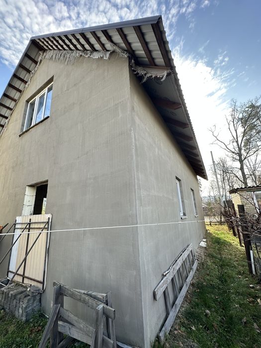 Великий будинок по вулиці Києво-Мироцька з газом