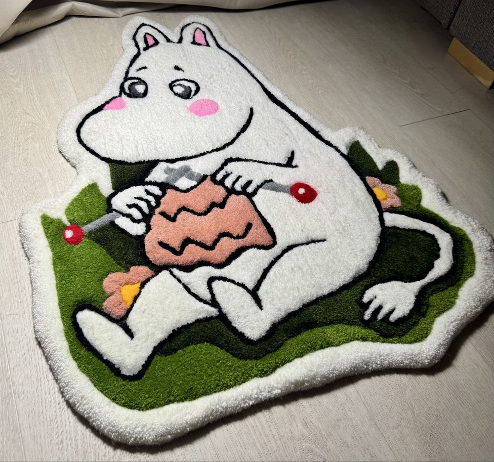 Ręcznie wykonany dywan tuftingowy – Muminek – 81 x 61 cm