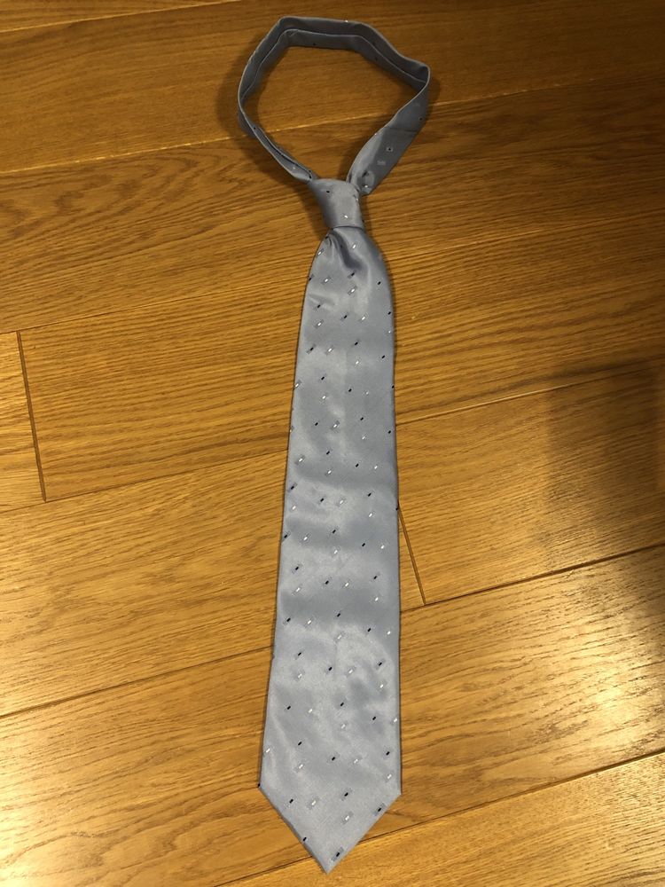 Krawat niebieski we wzorki