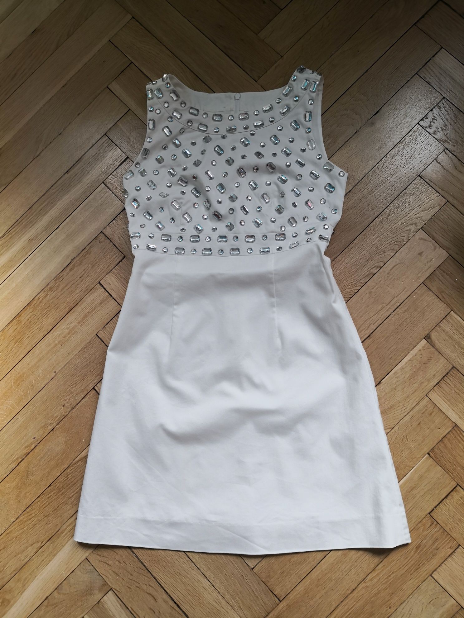 Biała elegancka prosta sukienka z kryształkami na poprawiny Oasis