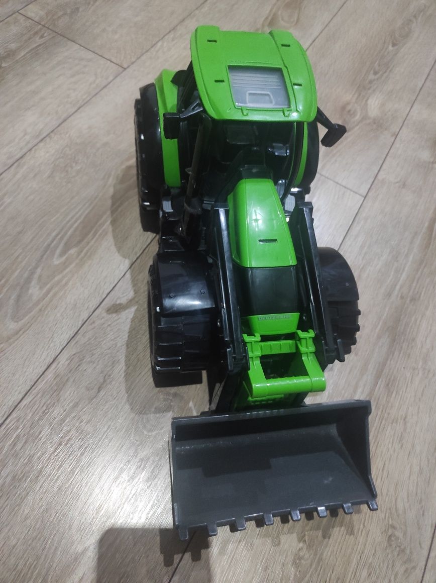 Duży traktor, ruchome elementy