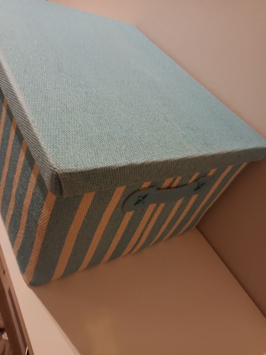 Duas caixas em tecido azul claro e branco
