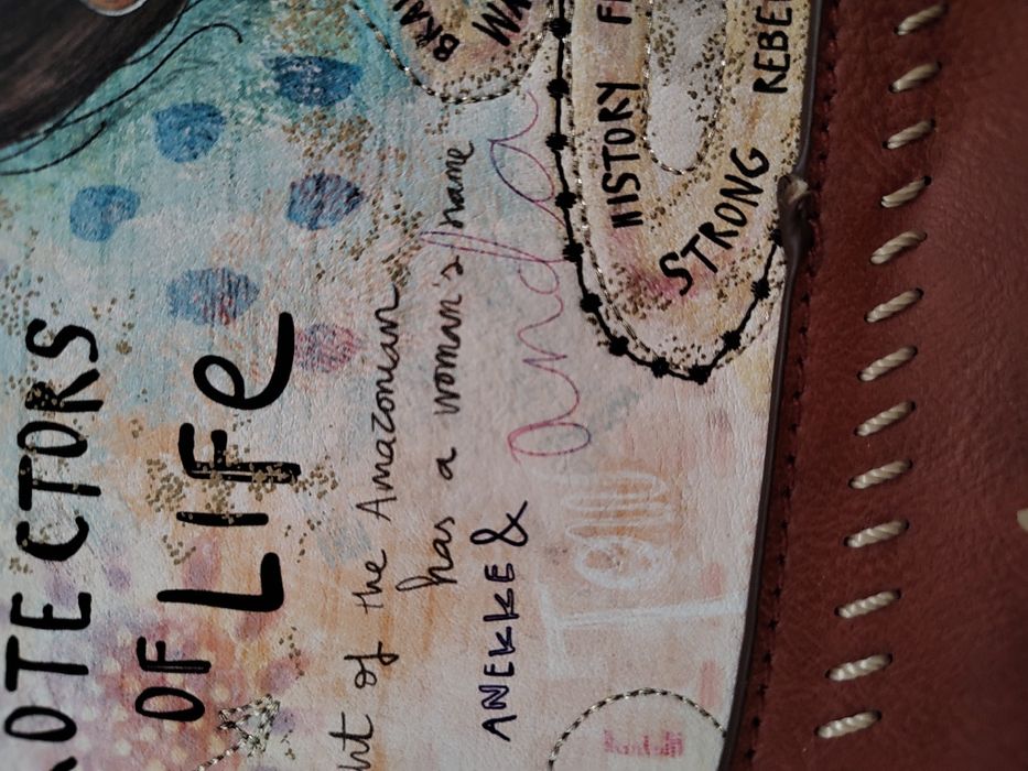 Anekke Menire z brelokiem