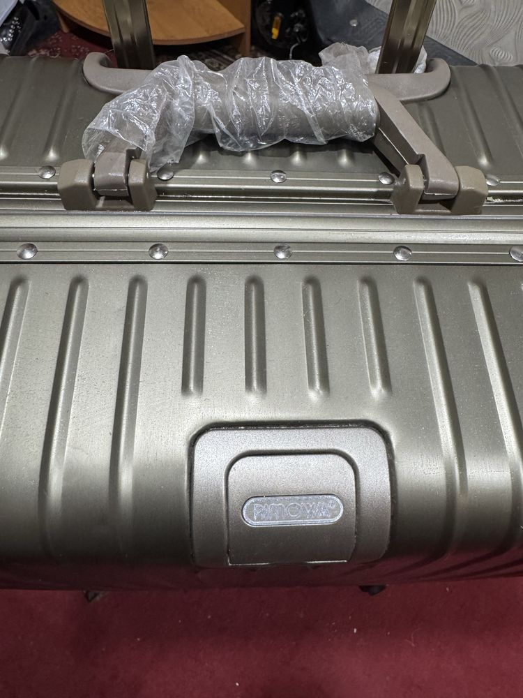 Продам чемодан Rimowa
