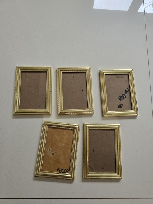 Pięć złotych ramek do powieszenia