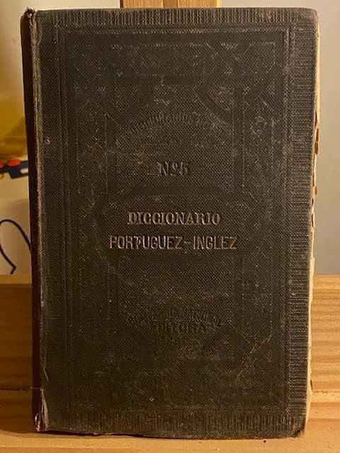 Dicionários Antigos da Livraria Francisco Alves e Aillaud e Bertrand.