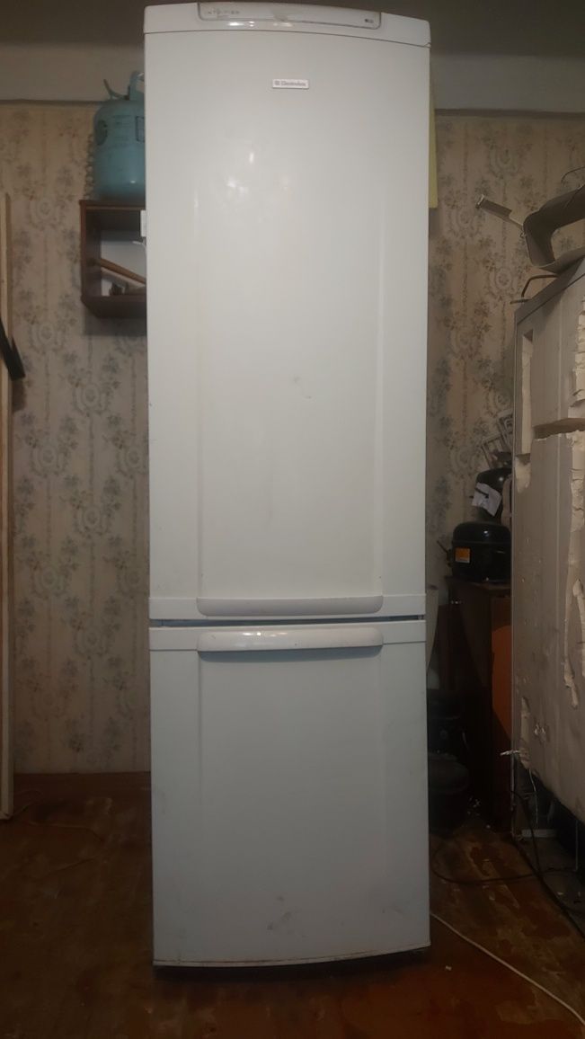 Холодильник Electrolux  двкхкамерный 195см высота полностью рабочий