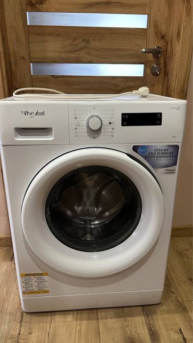 Продаю пральну машину бренду Whirlpool.