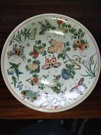 Prato de cerâmica grande com desenhos de borboletas e flores