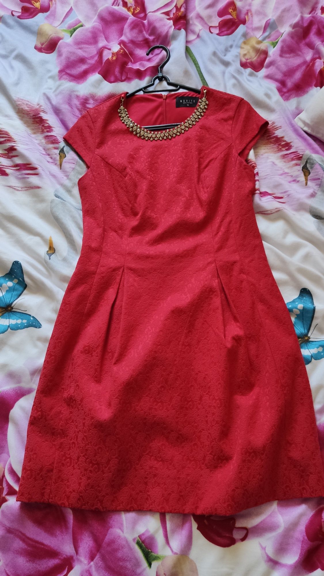Czerwona sukienka Mohito rozm.36