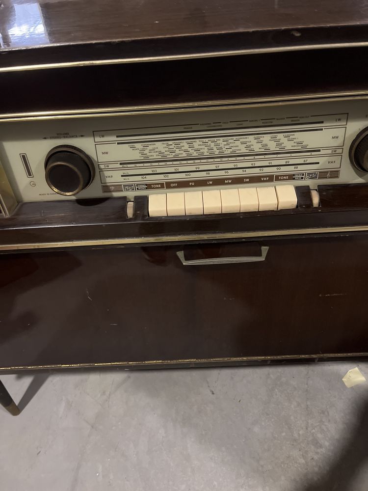 Rádio com gira discos em móvel de madeira