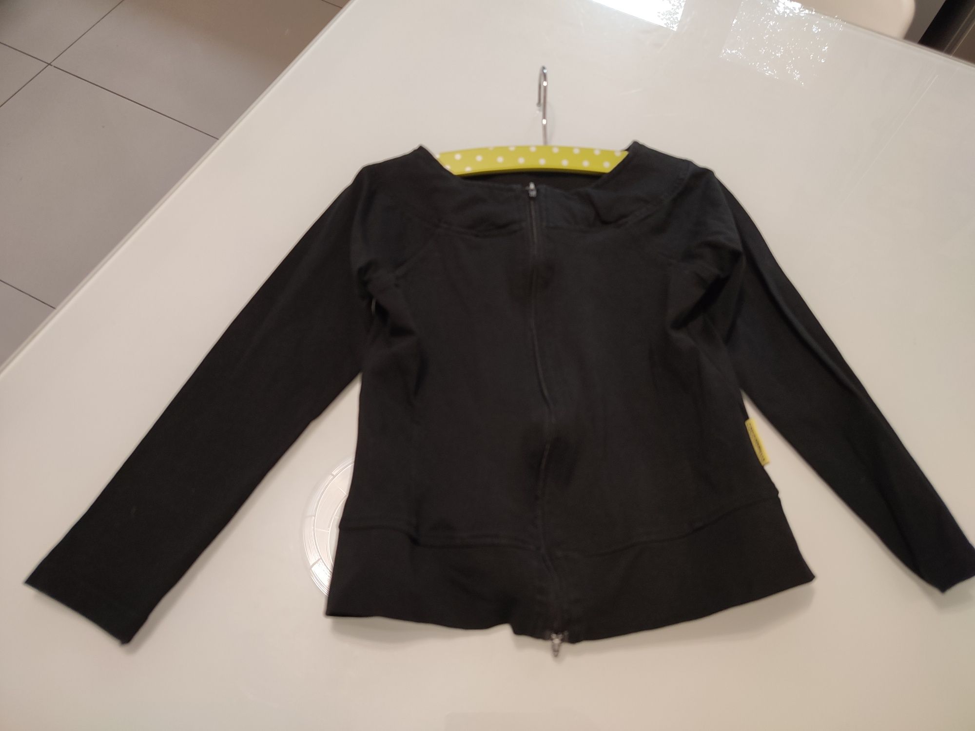 Bluza Coccodrillo na zamek rozsuwana czarna 116 aplikacja na plecach