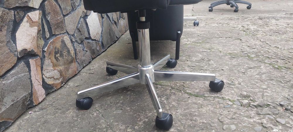 Шкіряні крісла+стіл