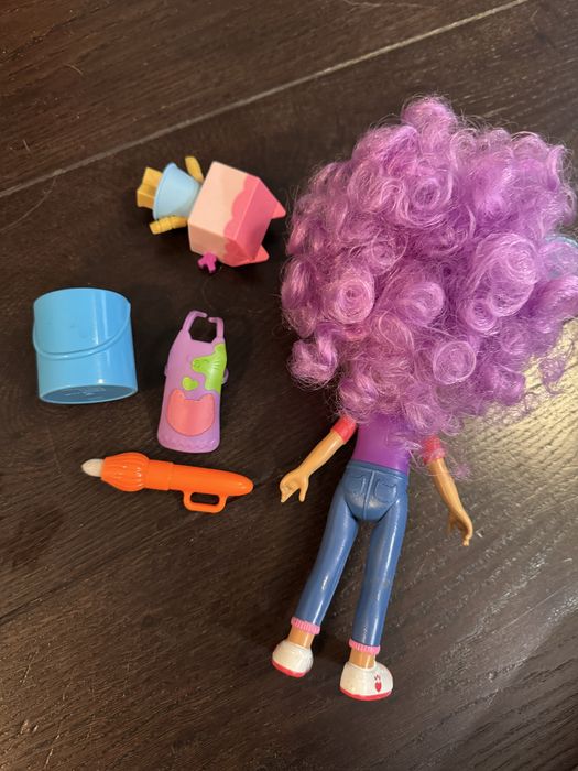 Lalka gabi z fiolerowymi wlosami