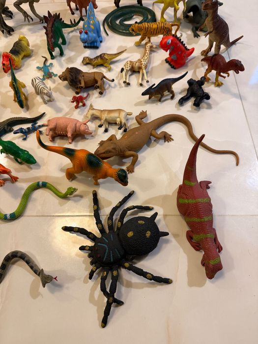Figurki dinozaurów, zwierząt, gumowe i plastikowe, 38 szt.