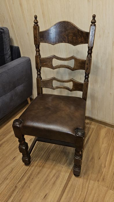 3 solidne drewniane krzesła, skórzane obicie