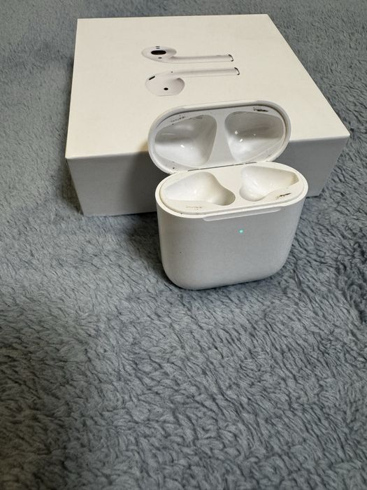 Airpods 2 gen with wireless charging case