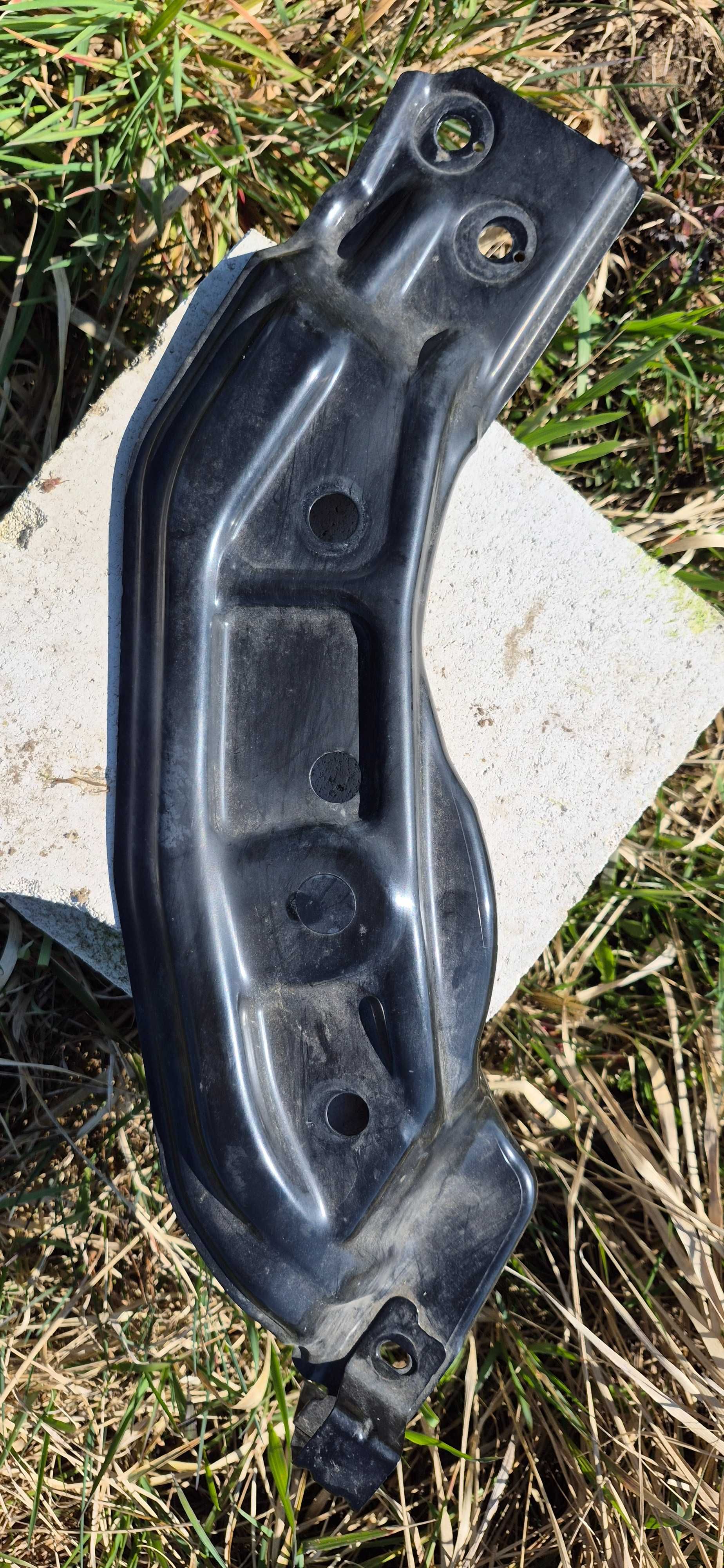 Wspornik mocowanie lampy oraz pasa vw t-cross