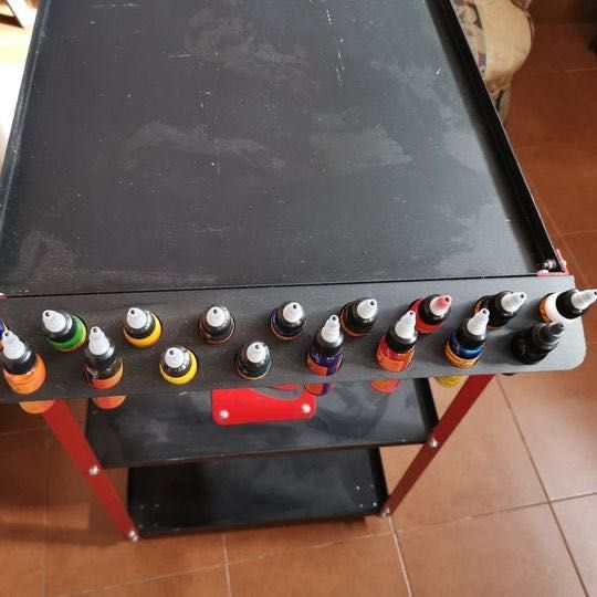 mesa de tatuador nunca usada, apenas com algumas marcas.