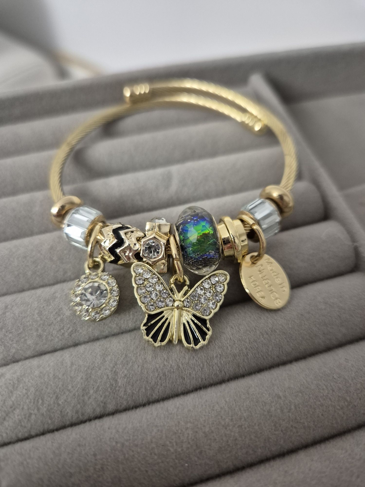 Bransoletka damska złota z zawieszkami charmsami w stylu pandora stal
