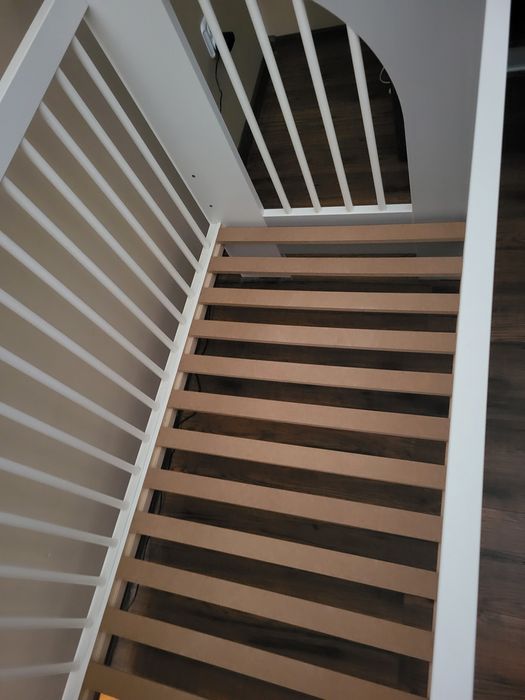 Drewniane łóżeczko dziecięce z serduszkiem białe