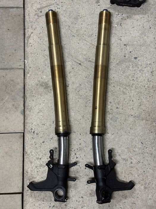 Ремонт мотоциклів, вирінювання вилок