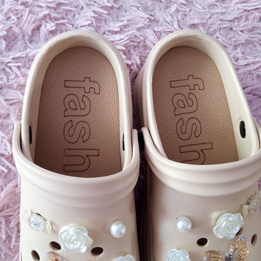 Crocs з фігурками на високій платформі
