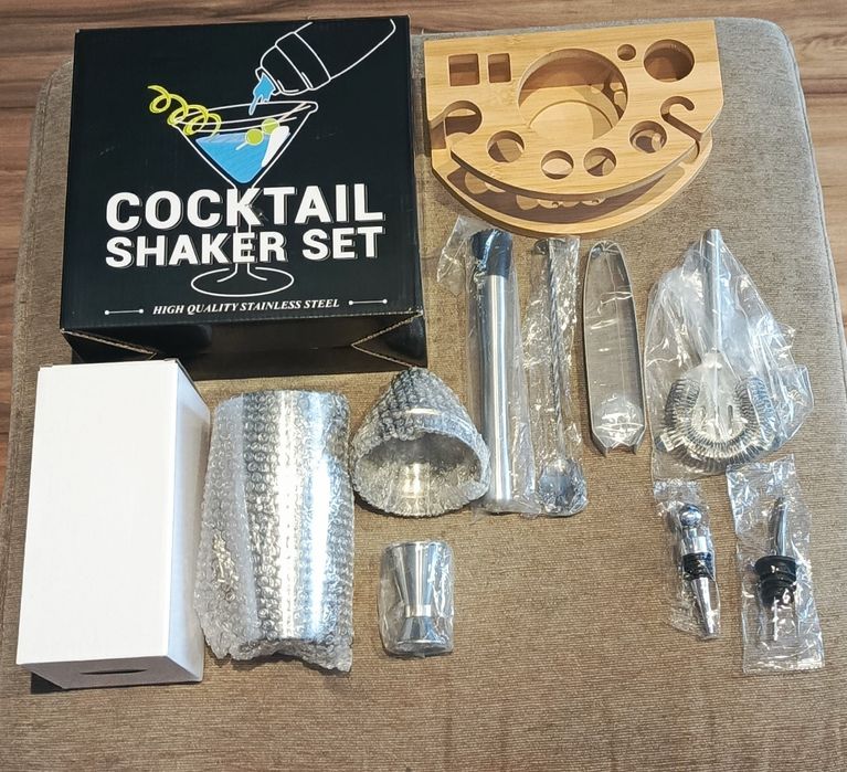 Duży zestaw barmański do robienia drinków  ze stali nierdzewnej.