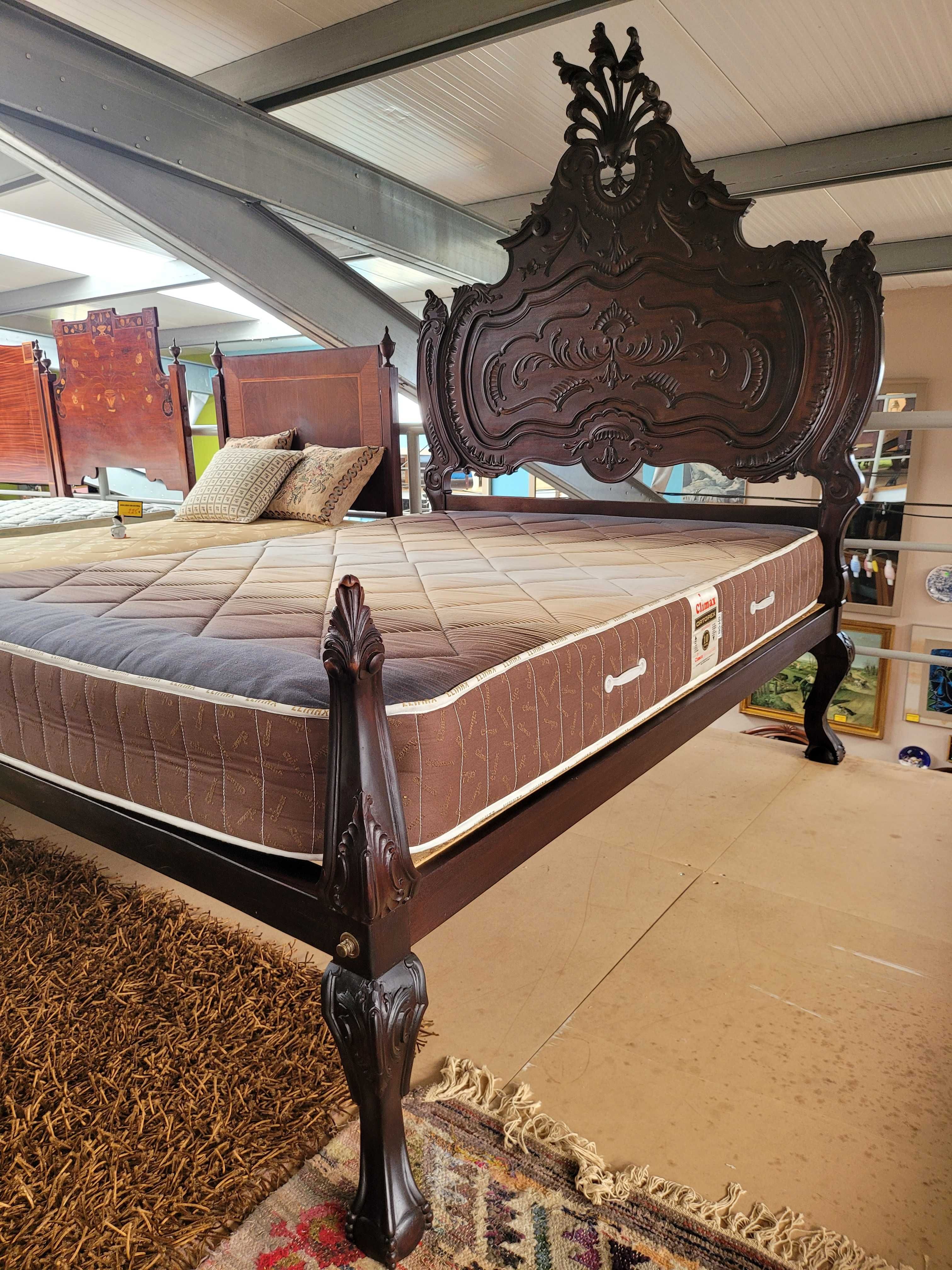 Cama antiga em madeira maciça com estrado e colchão