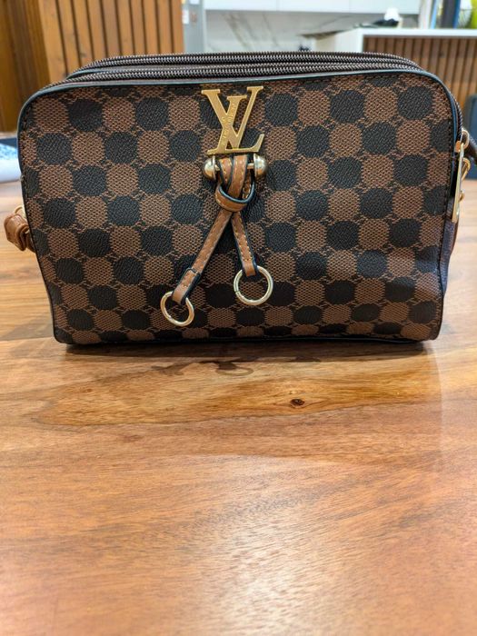 Mala pequena (Louis Vuitton não original)