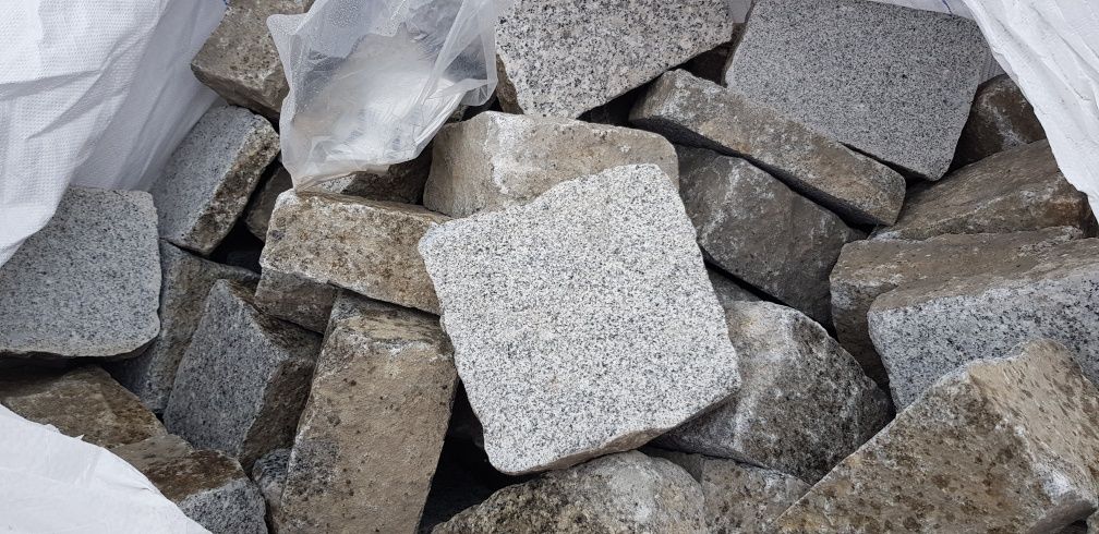 Kostka granitowa cięta bruk starobruk kamień polny łupany bazalt