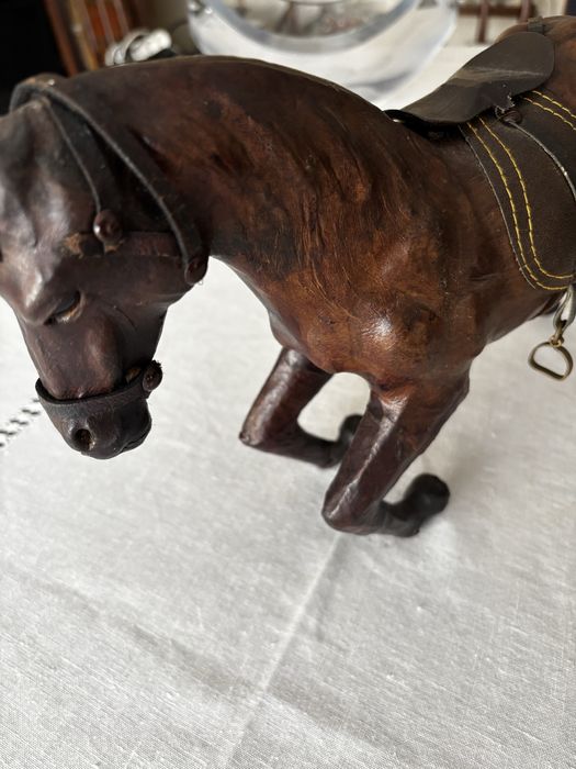 Escultura antiga de cavalo em couro – peça artesanal vintage