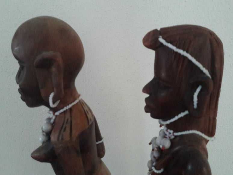 Esculturas africanas, madeira(46cms) e missangas.