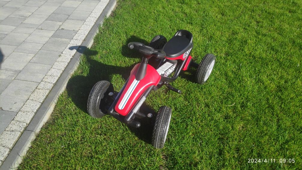 Gokart na pedały dla dzieci.