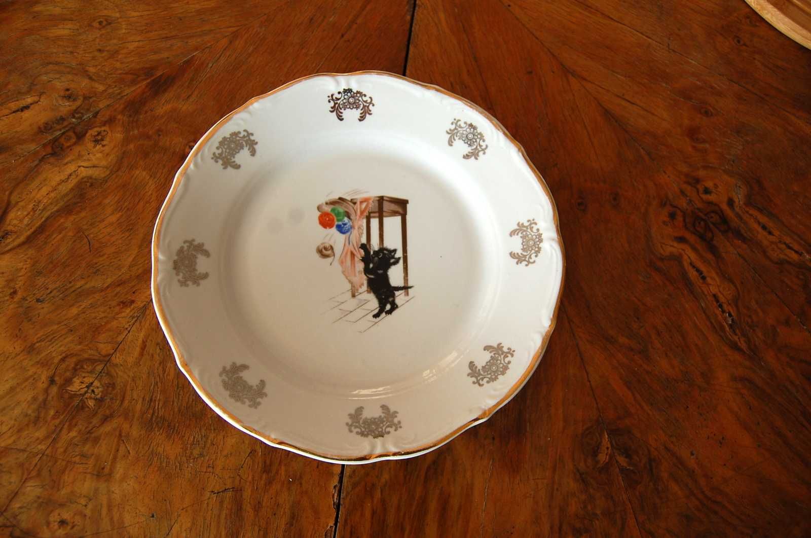 Ładny porcelanowy talerz ozdobny. Porcelana Bogucice, talerz z kotem.