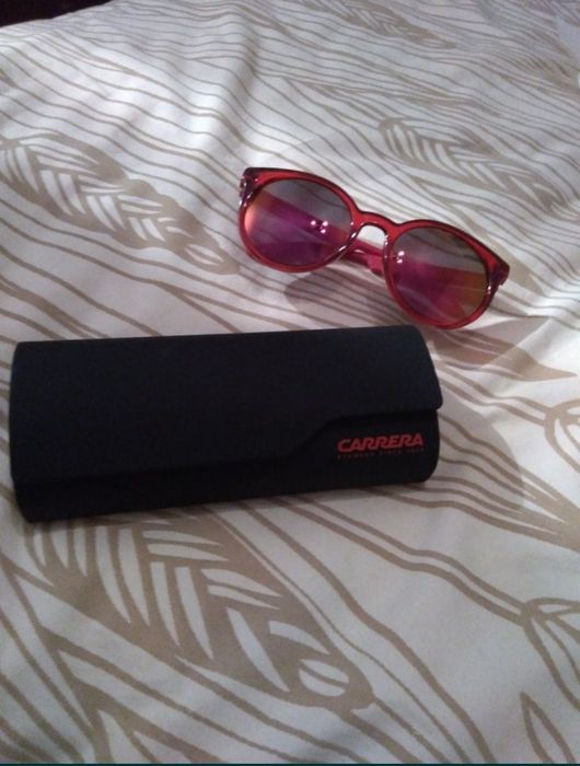 Óculos de sol para senhora marca CARRERA a estrear com estojo 

Posso