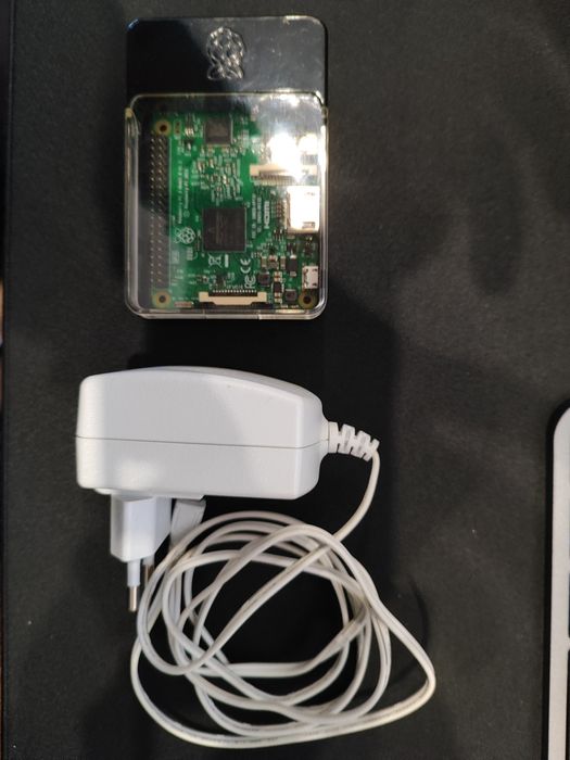 Raspberry pi 3 com caixa e carregador