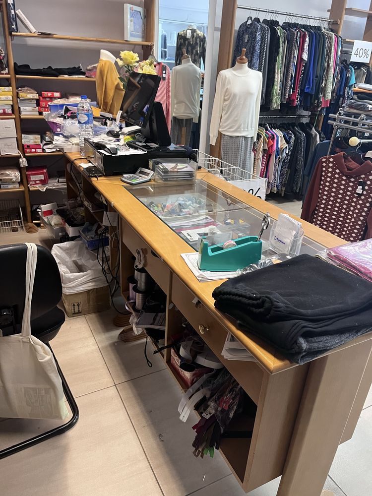 Conjunto completo de mobiliário de loja de roupa - já desmontado.