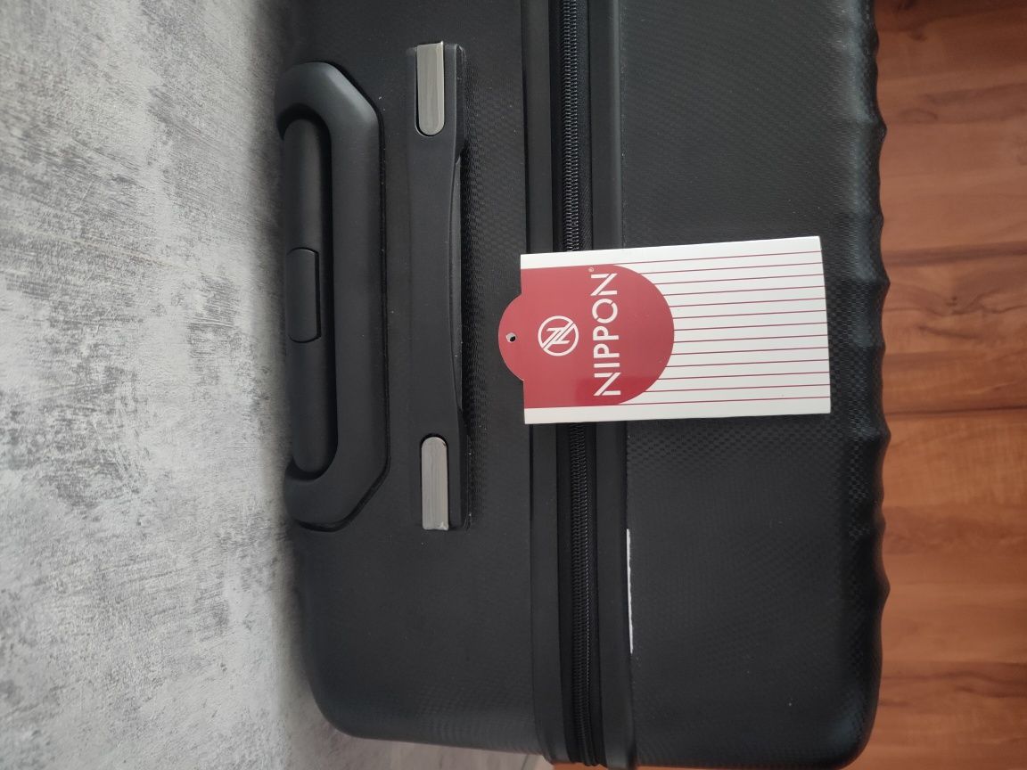 Ударостойкий лёгкий чемодан из поликарбоната