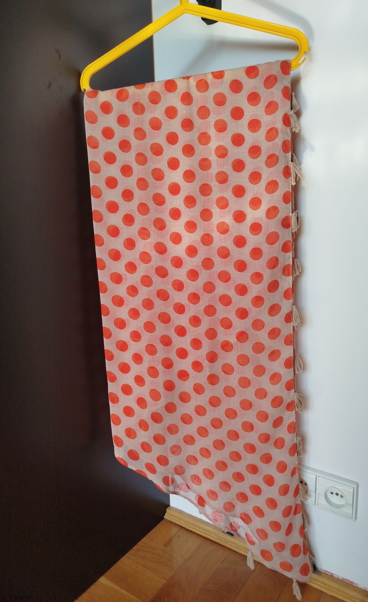 Szal (równoległobok) w kropki z frędzelkami 135/76cm