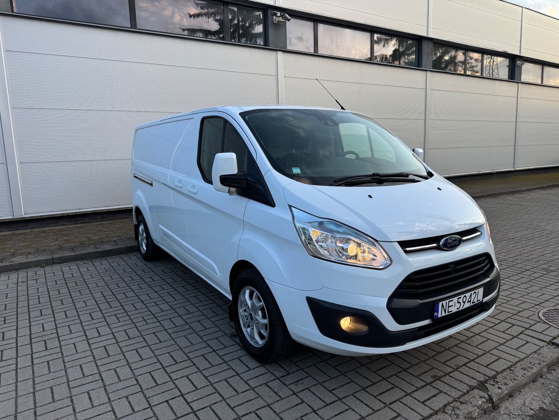 Ford Transit Custom  L2H1 Bogate wyposażenie !!! kamera navi pdc klima